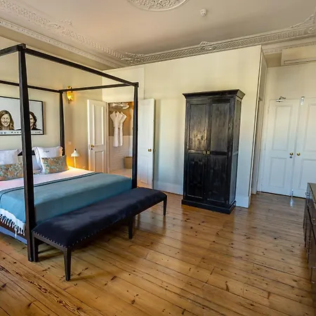 Le Consulat Отель 4*